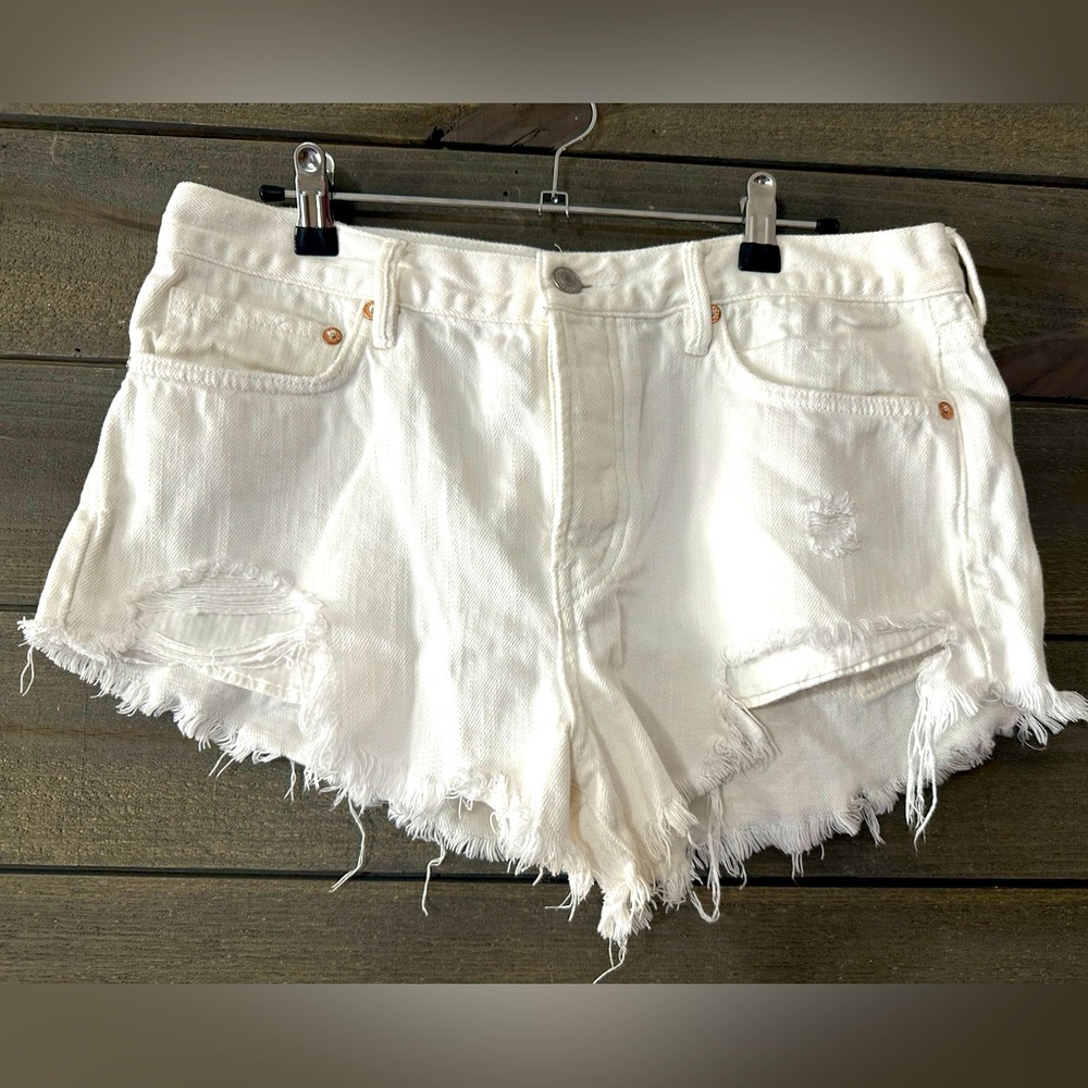 WE THE FREE DISTRESSED CUTOFF WHITE DENIM SHORTS. Size 28.